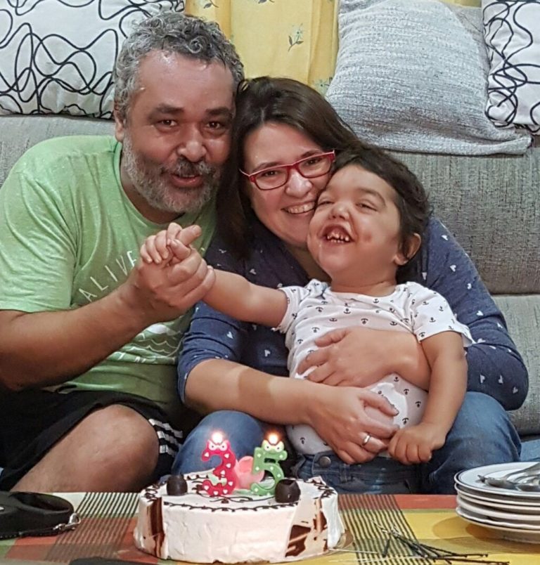 Jose celebrando el cumpleaños de su mama