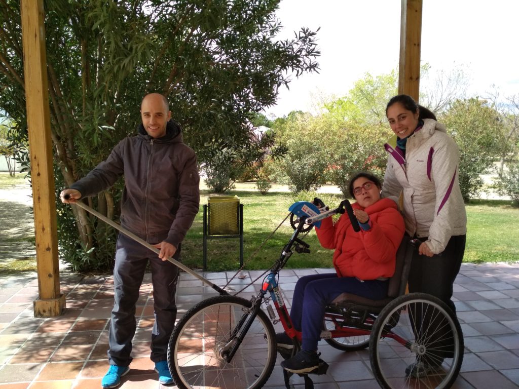 Los chicos y las chicas contaron con una de las bicicletas adaptadas que la Fundación También nos prestará para recorrer cinco etapas del Camino de Santiago