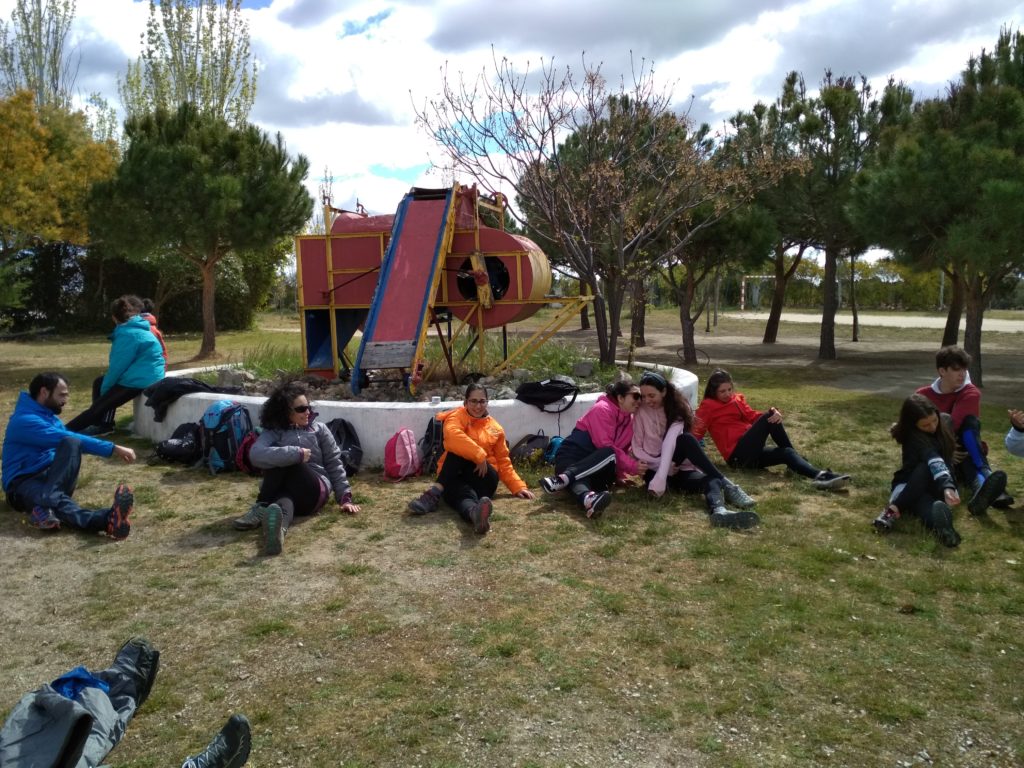 Algunos de los jóvenes que participarán en el VI ENcuentro 'Caminando a Santiago", durante los estiramientos