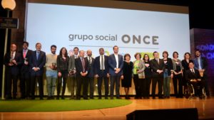 Foto de grupo de los galardonados con el Premio Solidarios ONCE Comunidad de Madrid 2019