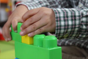 Fotografía de un niño con un juego de construcciones