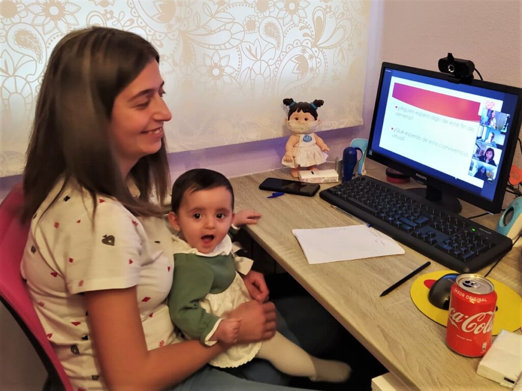 María durante una de las charlas de la convivencia, junto a su hija Ainhoa.