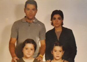 María Isabel y Jenni junto a sus padres