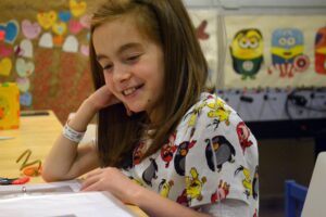 Imagen de una niña con cardiopatía participando en nuestras actividades lúdico-educativas