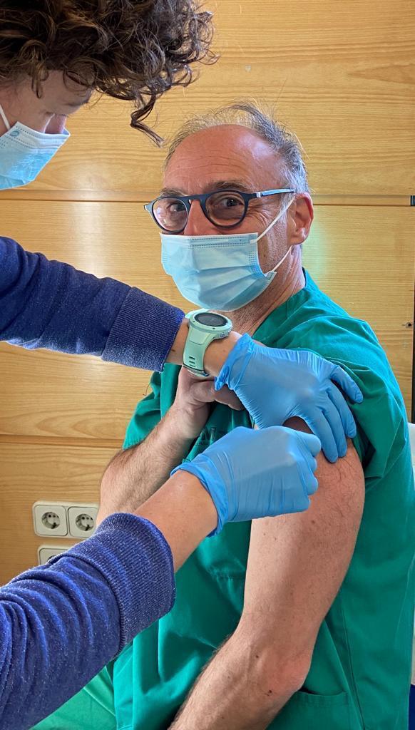 Vacunación frente a la covid-19 del doctor Gutiérrez-Larraya 