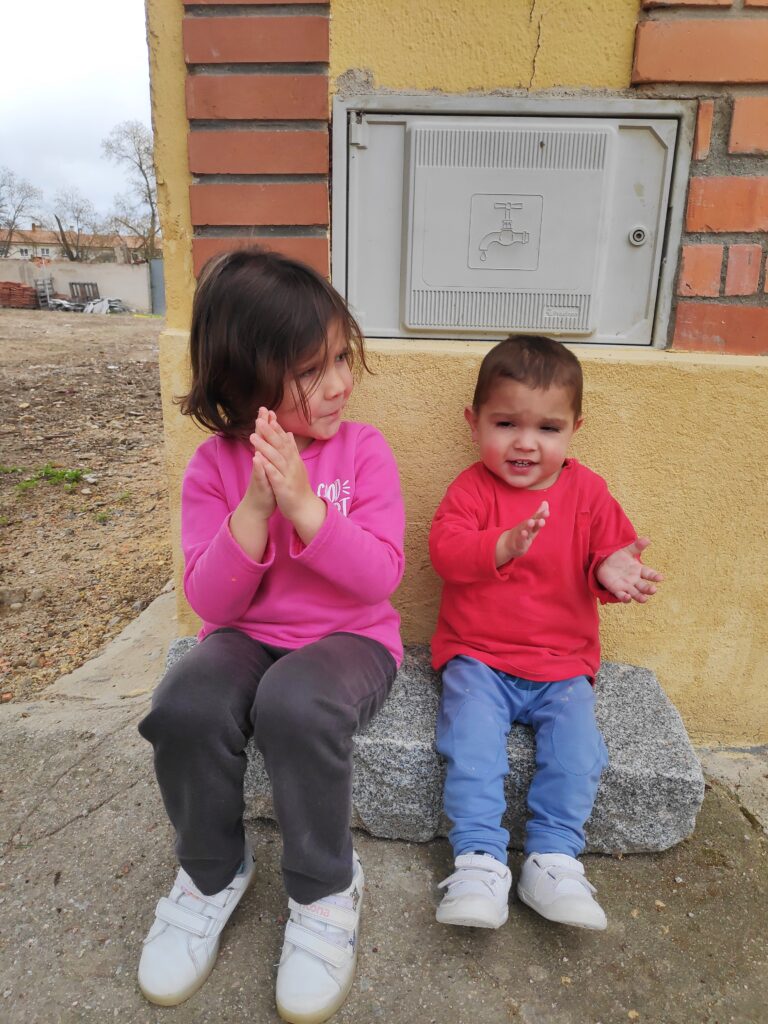 Mara y Aimar, durante el confinamiento.