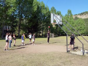 Jugando al baloncesto