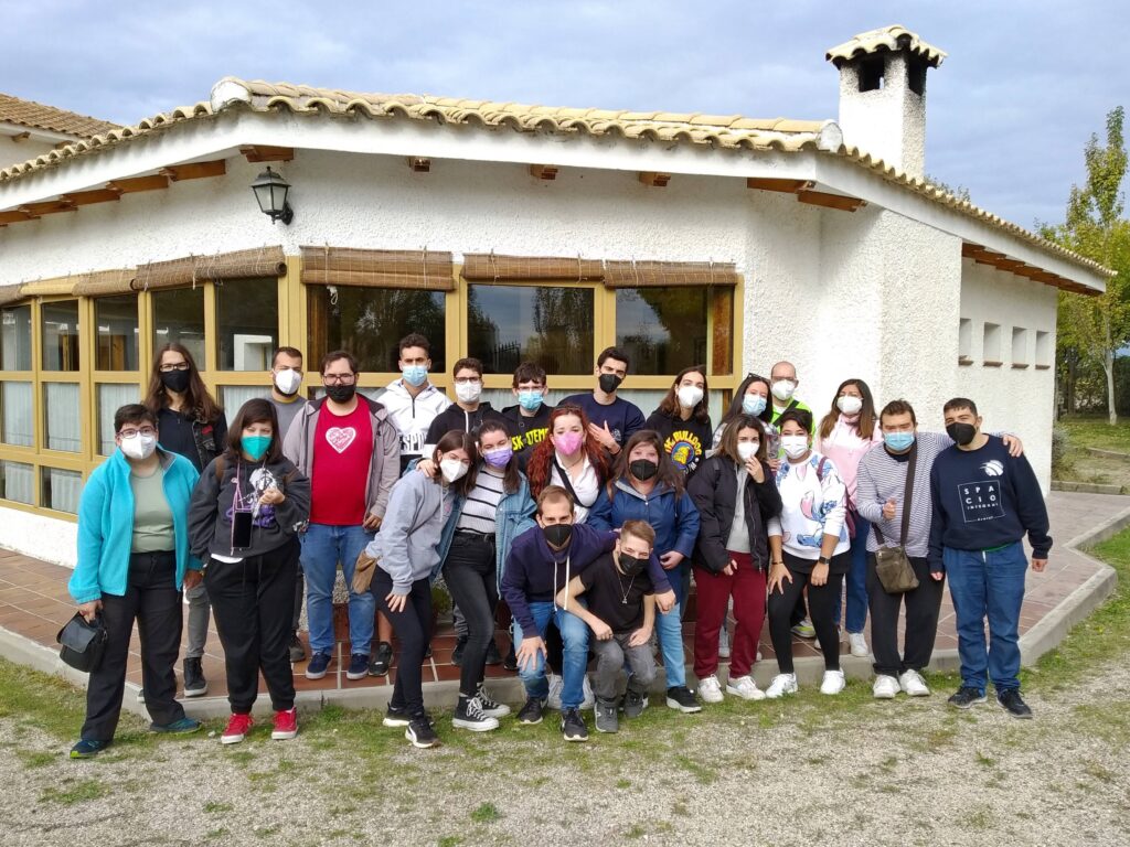 Foto de grupo de los participantes en la VIII Convivencia para Jóvenes de Menudos Corazones