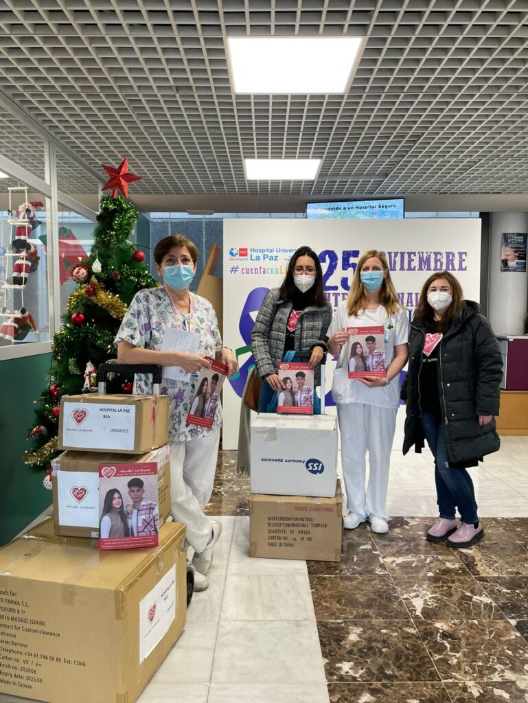 Entregando los regalos al personal sanitario del Hospital La Paz.