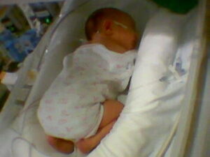Matilde de bebé, en el hospital.