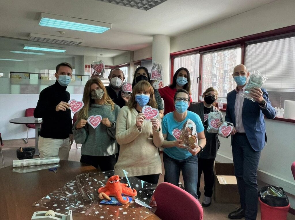 Voluntarias y voluntarios de Scor, envolviendo los regalos.