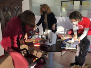 Voluntarias envolviendo los regalos para los hospitales,