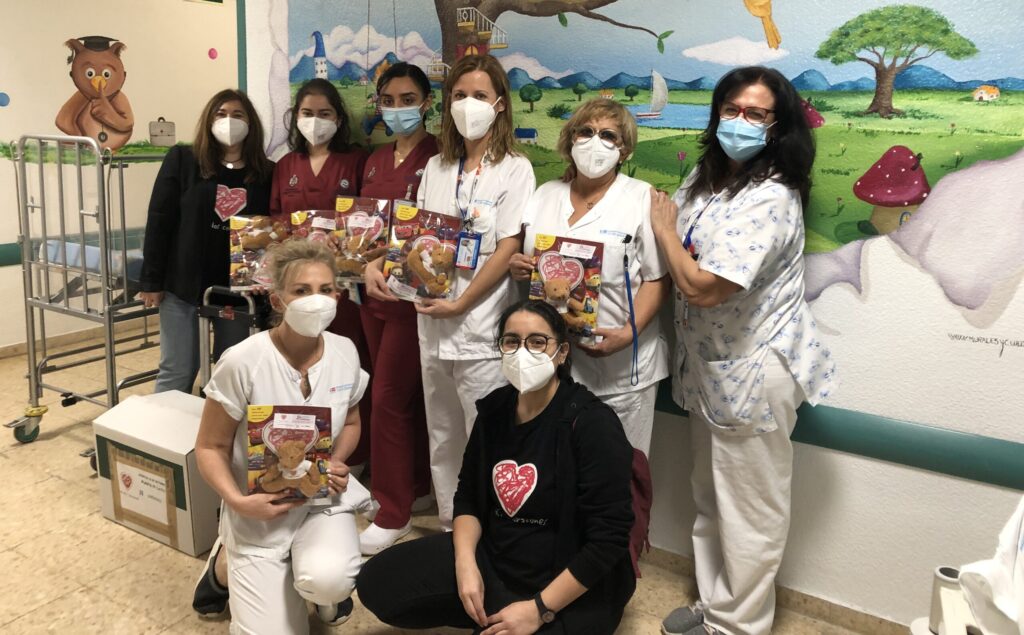 Entrega de regalos en el Hospital 12 de Octubre