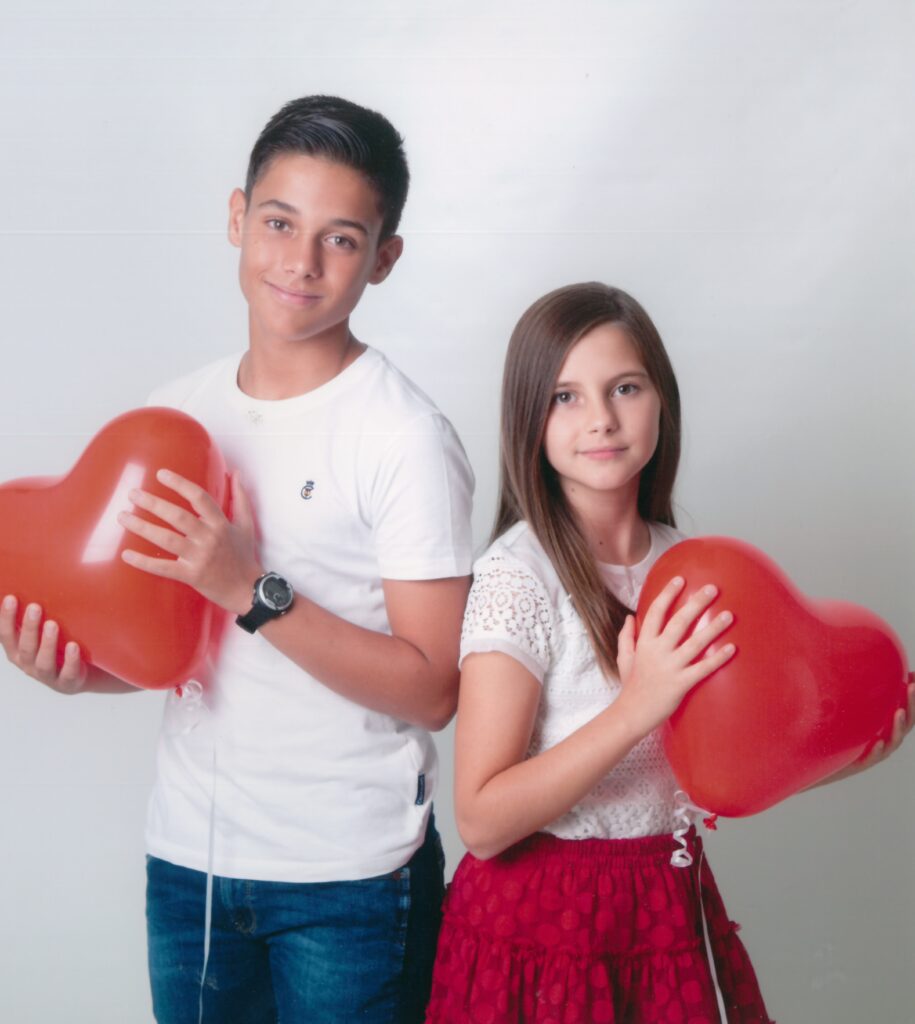 Antonio Manuel y Marina, con globos en forma de corazón