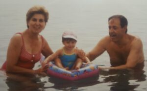 Alicia con sus abuelos, Antonia y Juan