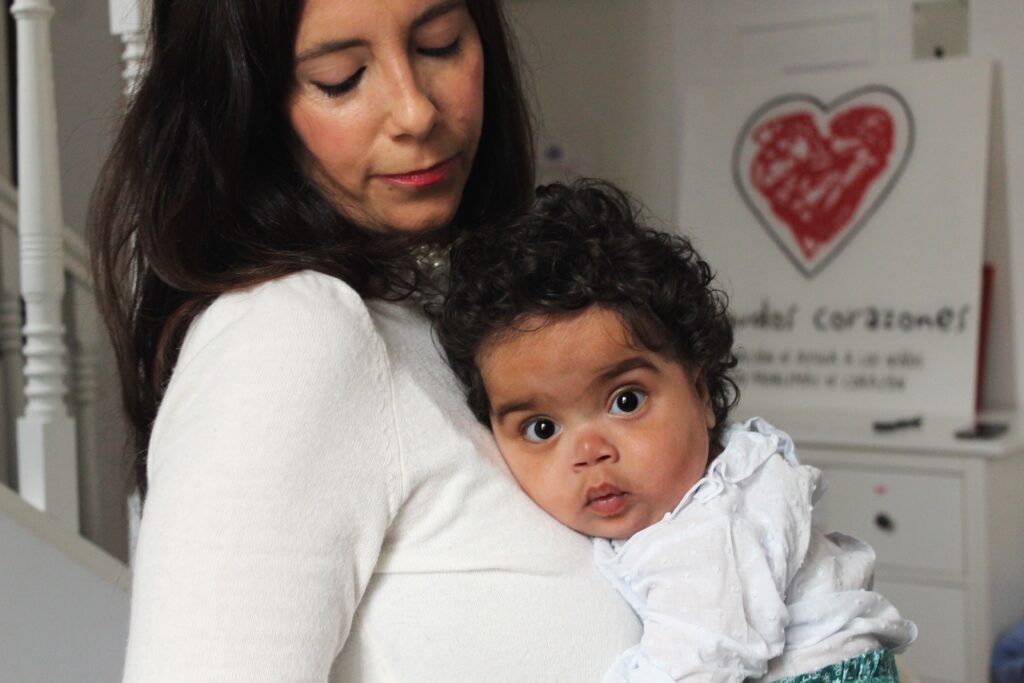 Gema y su hijo, Miguel, alojados en la Casa Menudos Corazones mientras el pequeño se recupera de su trasplante cardiaco.