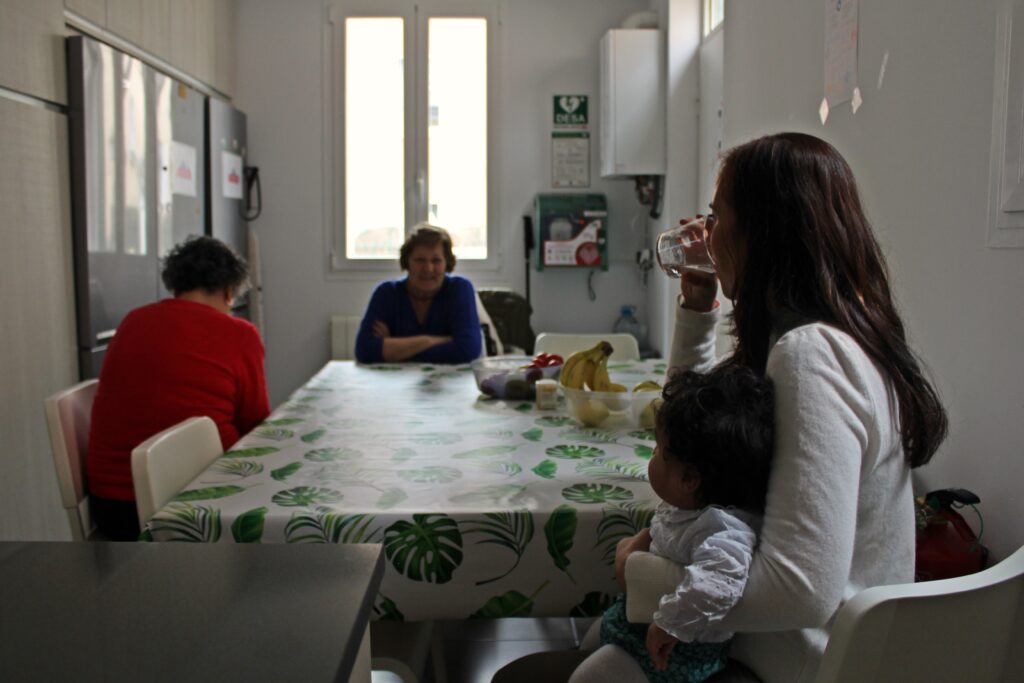 Gema y Miguel en la cocina, junto a otras familias alojadas 