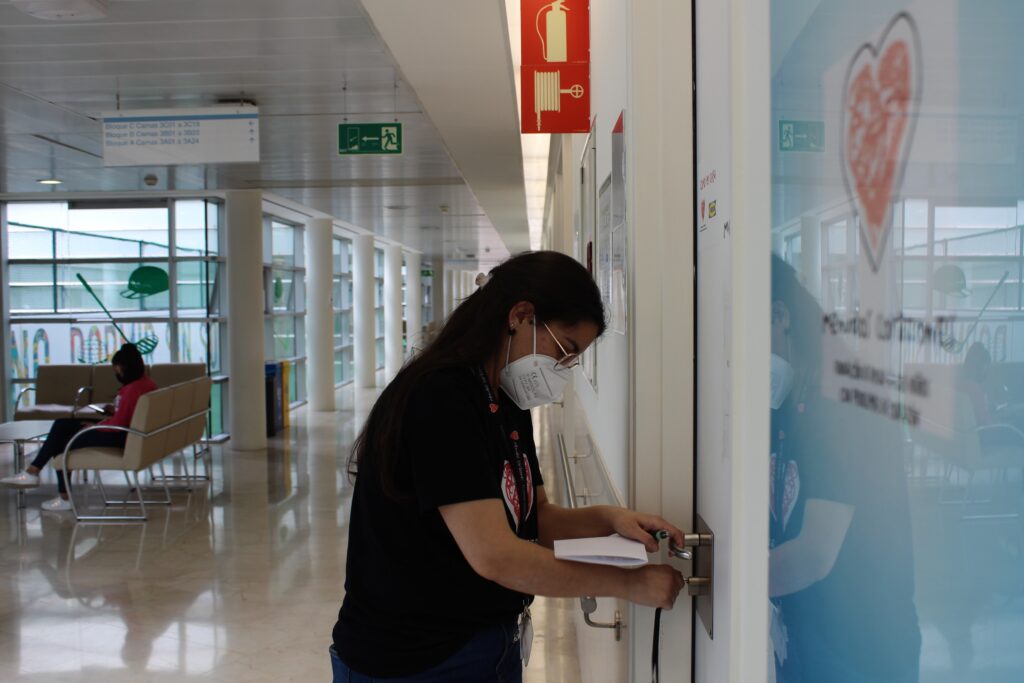 Nuestra trabajadora social, María Alonso, abriendo la Sala Como en Casa