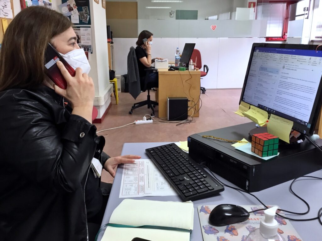 El equipo psicosocial de Menudos Corazones atendiendo varias consultas.