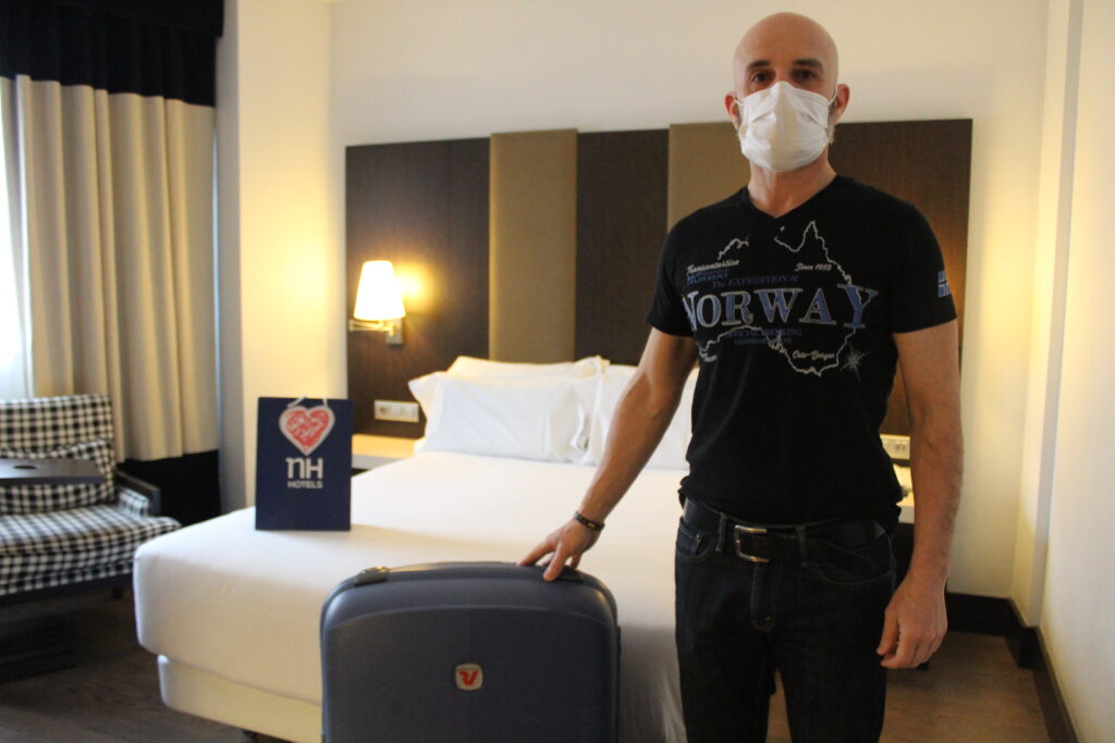 Juan Carlos, padre de una chica con un corazón con cardiopatía congénita, en una habitación de uno de los hoteles de NH Group en Madrid. 