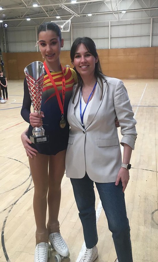 Paula campeona de Catalunya Cataluña con su entrenadora Haideé Morlà. Club Patinatge Artístic Torredembarra. 