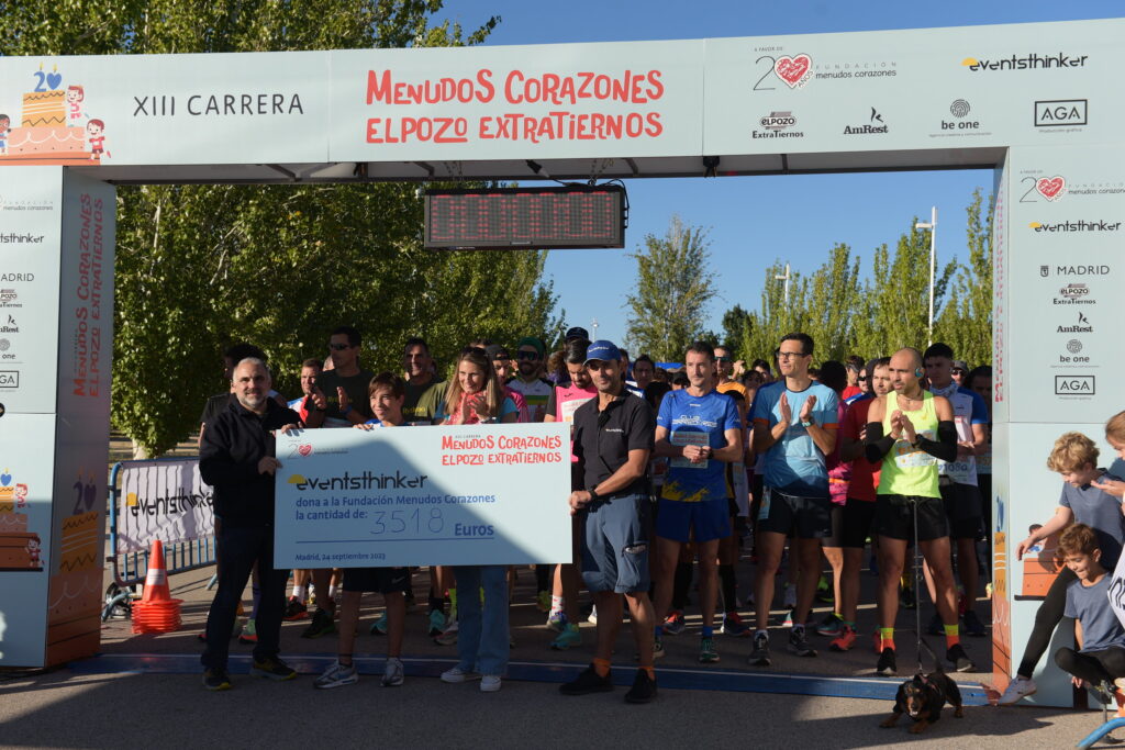 Entrega simbólica cheque con la cuantía del donativo por parte de la carrera organizada por Eventsthinker a favor de Menudos Corazones