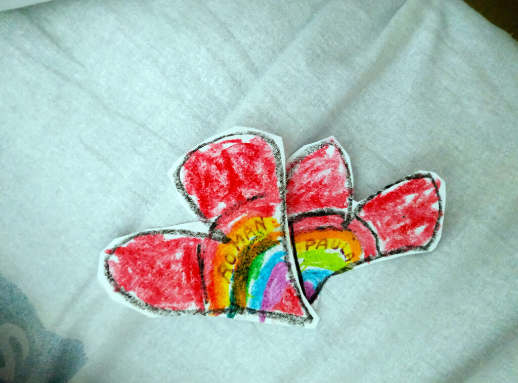 Dibujos con forma de corazón, hechos por los hijos de Natalia