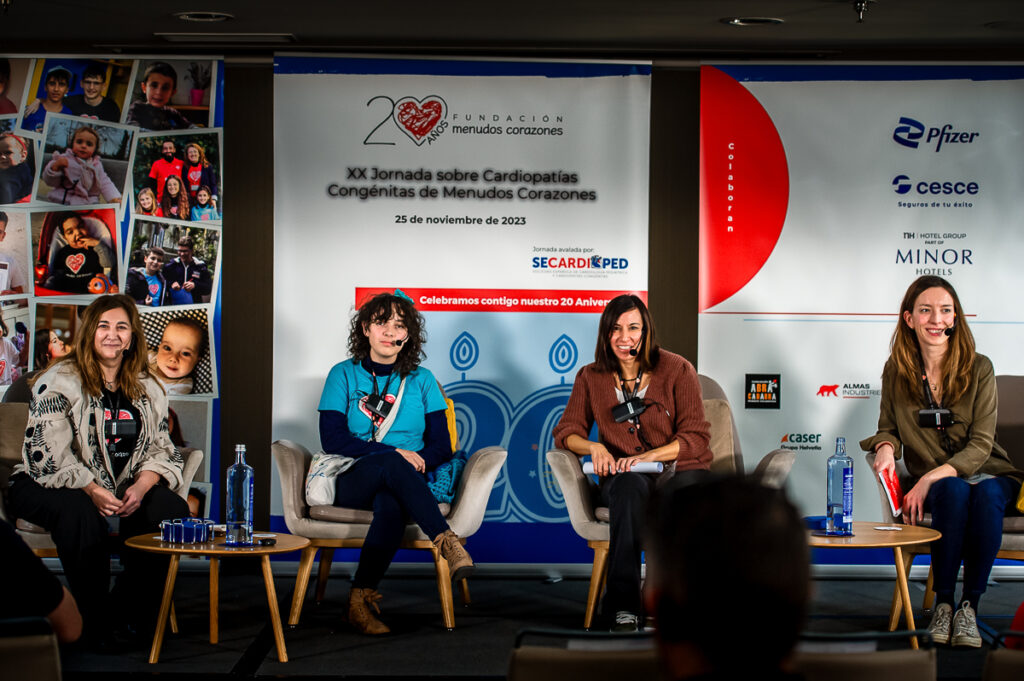 Ana Belén Hernández, psicóloga de Menudos Corazones, moderó la ponencia sobre 'La transición a las Unidades de Cardiopatías Congénitas del Adulto', en la que participaron Carolina Zurro, Belén Toral y Teresa Segura.