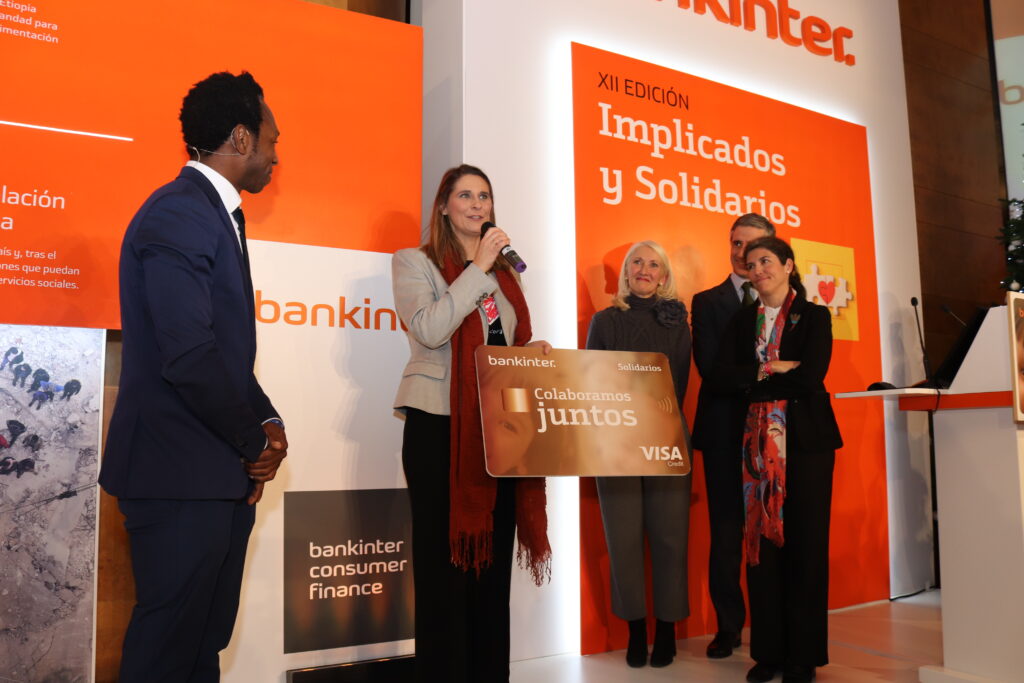 Amaya Sáez, directora de Menudos Corazones, recoge la tarjeta solidaria de bronce en el certamen 'Implicados y solidarios' de 2023.