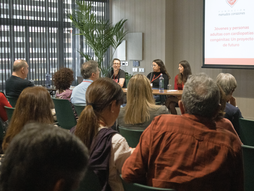 María Gutiérrez, Patricia Colina y María López explicaron nuestro Proyecto para Jóvenes y Personas Adultas.