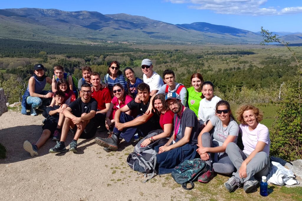 El grupo de participantes en la convivencia, en el Mirador de los Robledos.