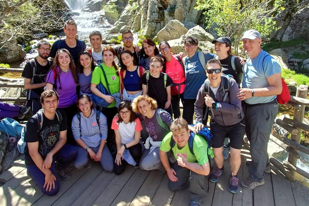 El grupo de participantes en la convivencia, en las Cascadas del Purgatorio.