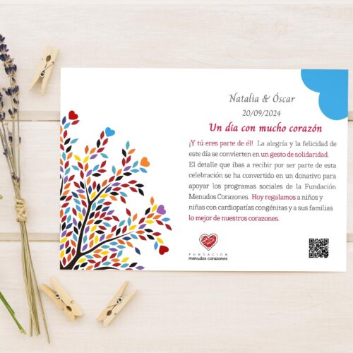 tarjeta solidaria para bodas a favor de la fundación menudos corazones con diseño de flores