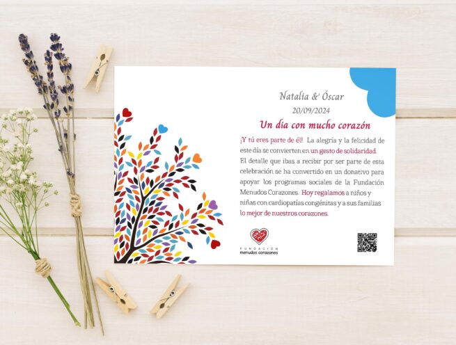 tarjeta solidaria para bodas a favor de la fundación menudos corazones con diseño de flores
