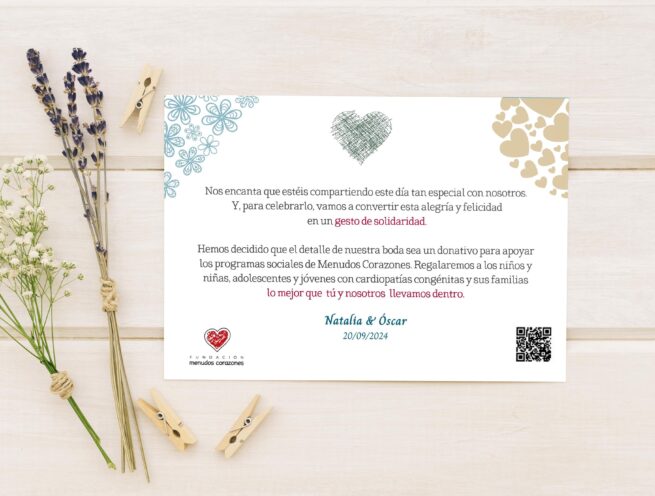 tarjeta solidaria para bodas a favor de la fundación menudos corazones con diseño de corazones