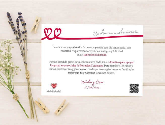 tarjeta solidaria para bodas a favor de la fundación menudos corazones con diseño de corazones