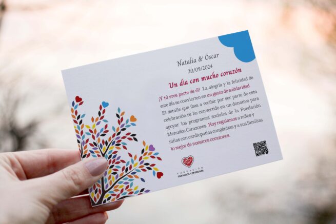 tarjeta solidaria para bodas a favor de la fundación menudos corazones con diseño de flores