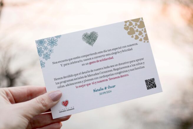 tarjeta solidaria para bodas a favor de la fundación menudos corazones con diseño de corazones