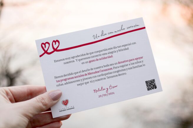 tarjeta solidaria para bodas a favor de la fundación menudos corazones con diseño de corazones