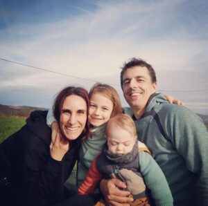 Fotos de Adai y su familia tras volver a casa después del segundo de sus trasplantes cardiacos.