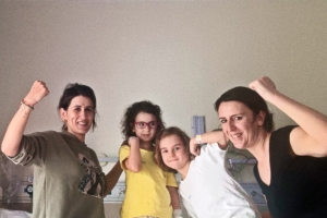 Lara y Amalia, madres de Noa y Ainoa (con cardiopatías congénitas), son amigas desde la adolescencia.