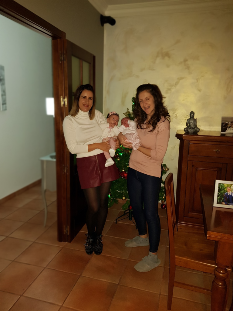 Lara con Noa en brazos; y Amalia con Ainoa.