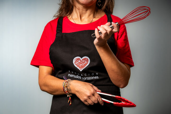 Delantal Solidario Menudos Corazones - Imagen 4