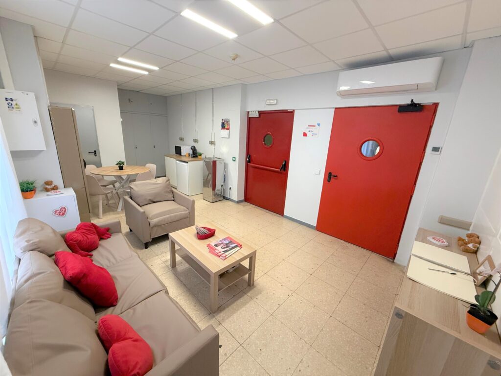 Vista de la Sala de descanso para pacientes adultos y familiares de Menudos Corazones en La Paz.