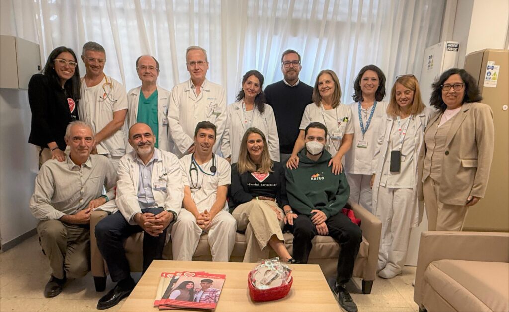 Asistentes al acto de inauguración de la Sala de descanso de Menudos Corazones para pacientes adultos en La Paz