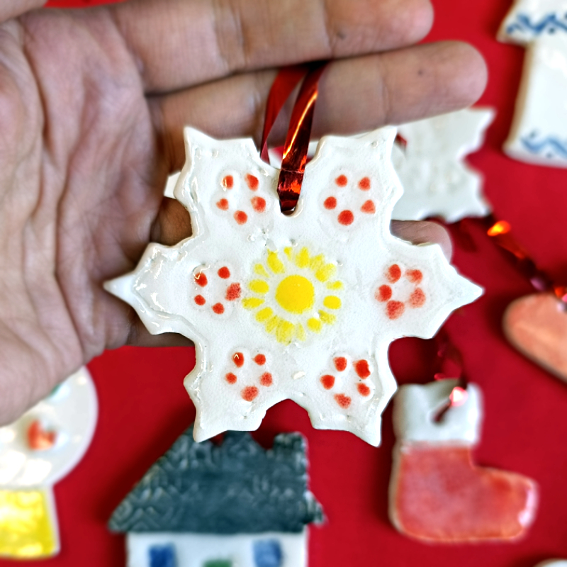 Adornos de Navidad de Cerámica Solidarios – Hechos a Mano y con Corazón - Imagen 7