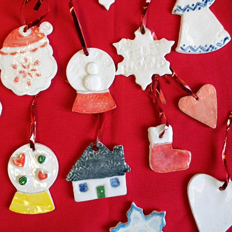 Adornos de Navidad de Cerámica Solidarios – Hechos a Mano y con Corazón