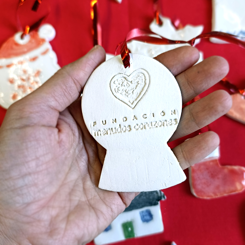 Adornos de Navidad de Cerámica Solidarios – Hechos a Mano y con Corazón - Imagen 3