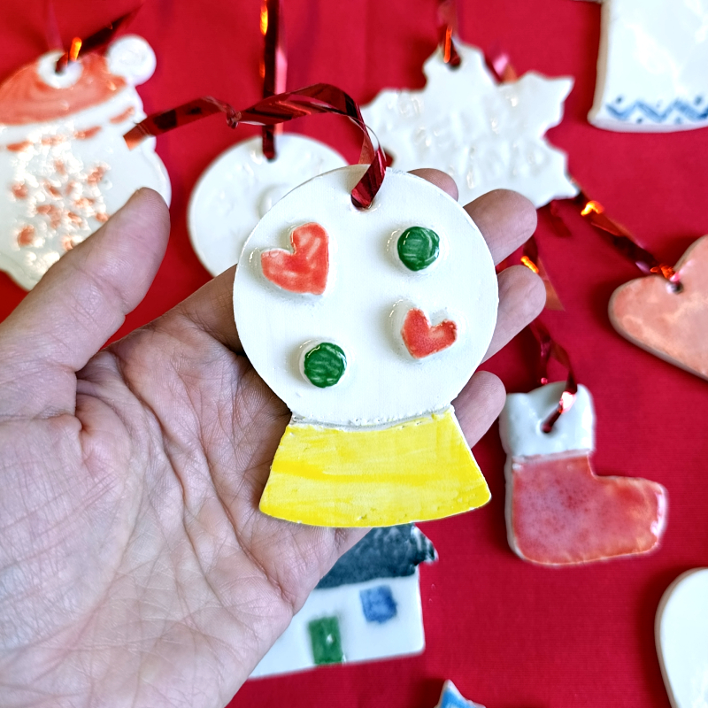 Adornos de Navidad de Cerámica Solidarios – Hechos a Mano y con Corazón - Imagen 5