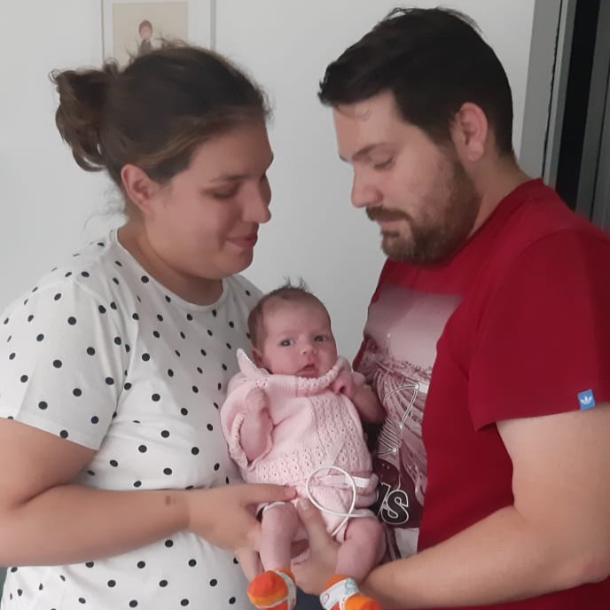 Daniela, con sus padres, recién nacida